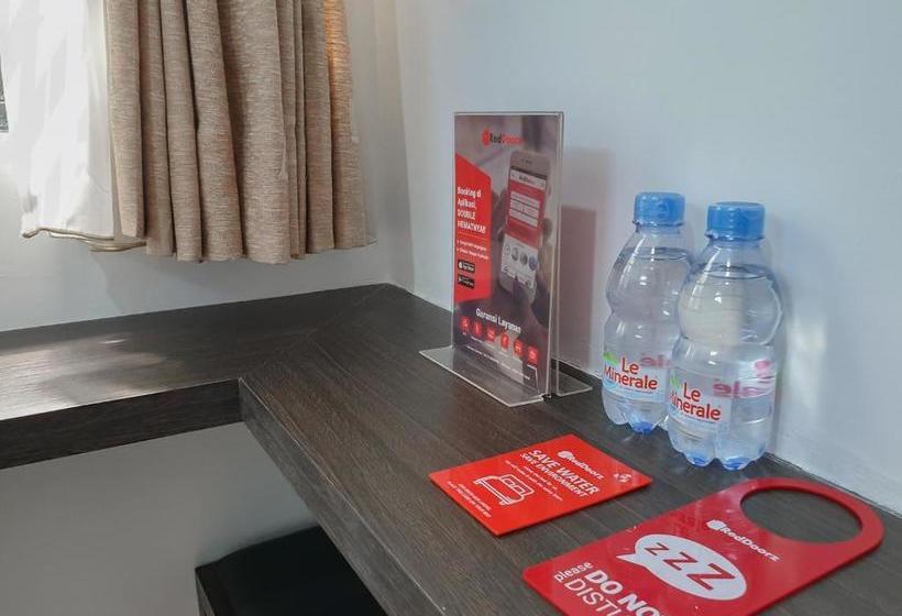 בית מלון כפרי Reddoorz Near Istana Plaza 3