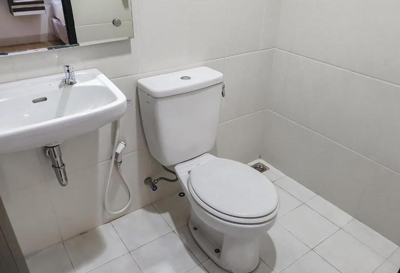 בית מלון כפרי Reddoorz Near Istana Plaza 3