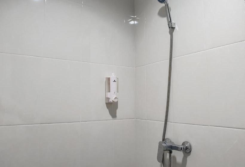 בית מלון כפרי Reddoorz Near Istana Plaza 3