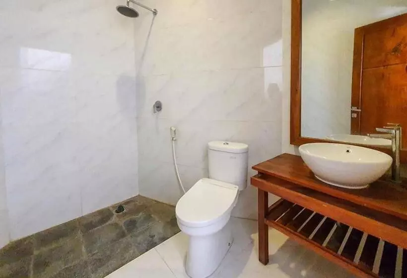 Hotelli Rumah Eyang Tardjo Syariah Mitra Reddoorz