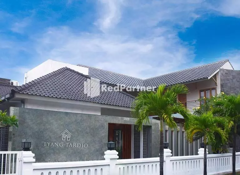 Hotelli Rumah Eyang Tardjo Syariah Mitra Reddoorz