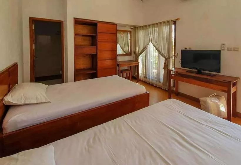 Hotelli Rumah Eyang Tardjo Syariah Mitra Reddoorz