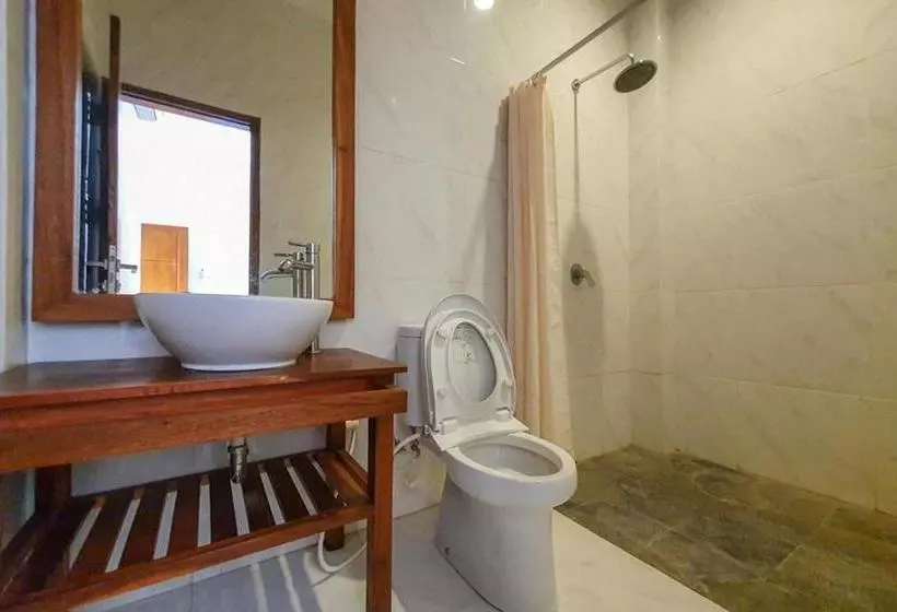 Hotelli Rumah Eyang Tardjo Syariah Mitra Reddoorz