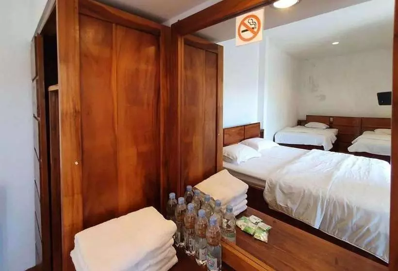 Hotelli Rumah Eyang Tardjo Syariah Mitra Reddoorz