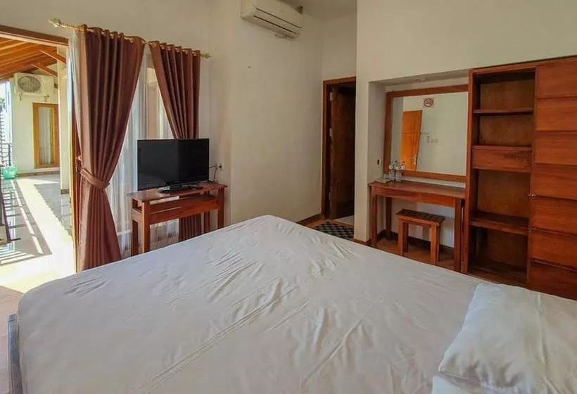 Hotelli Rumah Eyang Tardjo Syariah Mitra Reddoorz