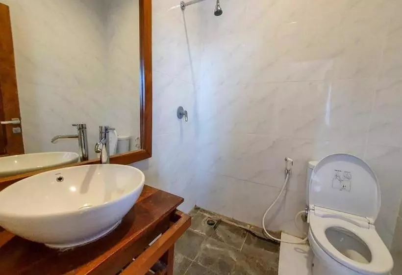 Hotelli Rumah Eyang Tardjo Syariah Mitra Reddoorz