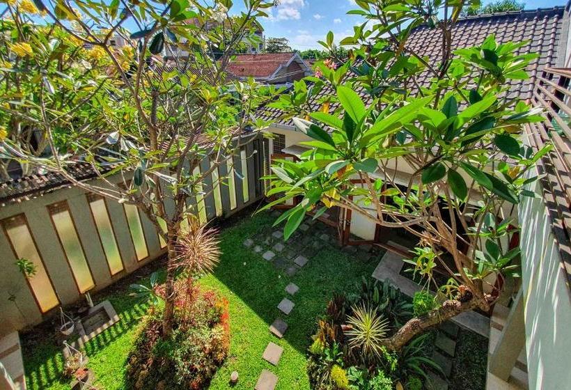 בית מלון כפרי Rumah Eyang Tardjo Syariah Mitra Reddoorz