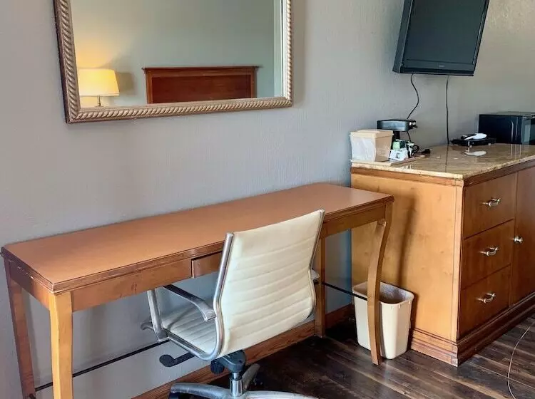 モーテル Hiway Inn Express