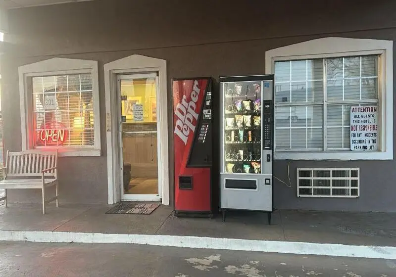 モーテル Hiway Inn Express