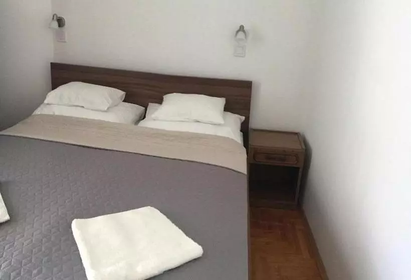 ペンション Center Apartmanház