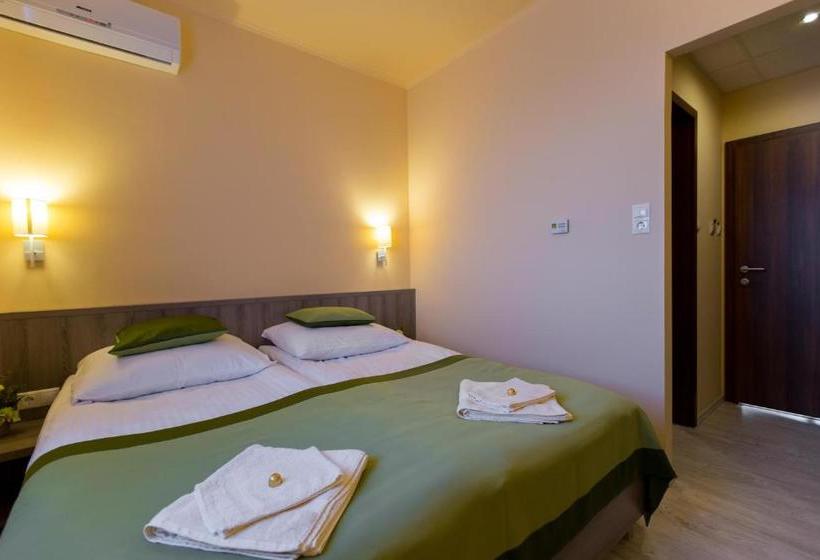 هتل Kentaur Lovaspanzió