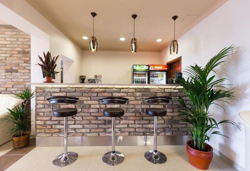 هتل Kentaur Lovaspanzió