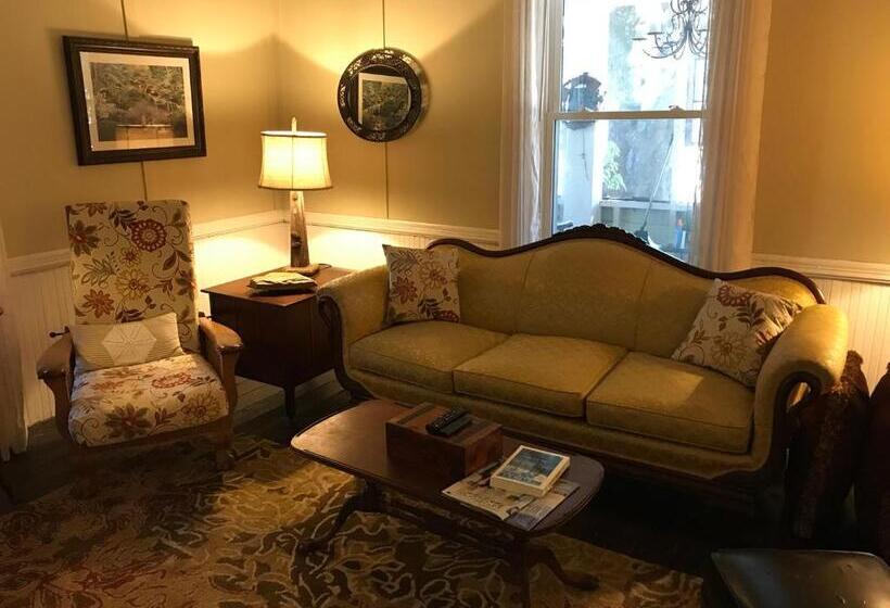 Magnolia House & Gardens B&b