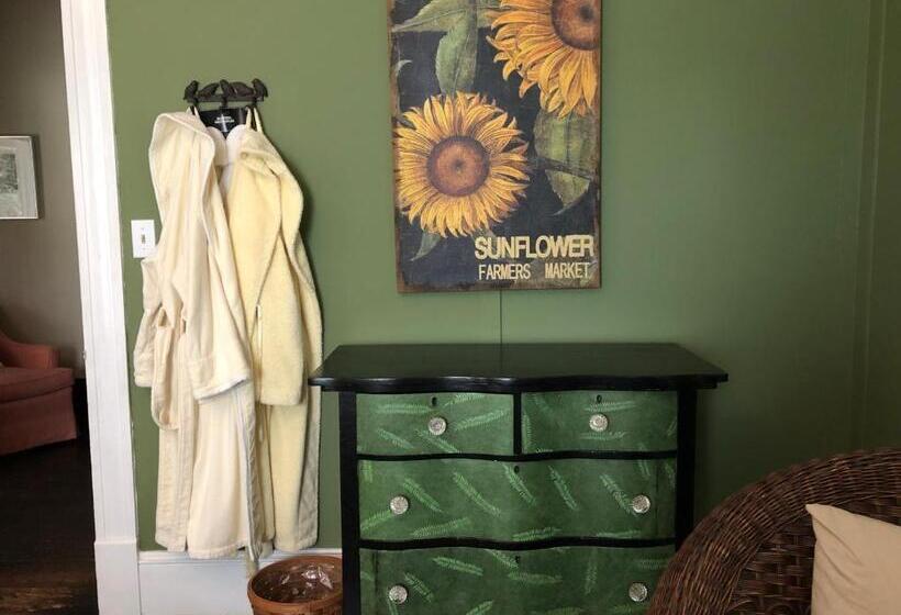 Magnolia House & Gardens B&b