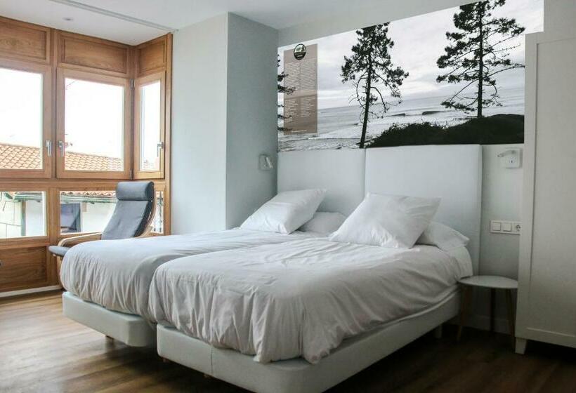 Apartamentos Mundaka Surf Camp