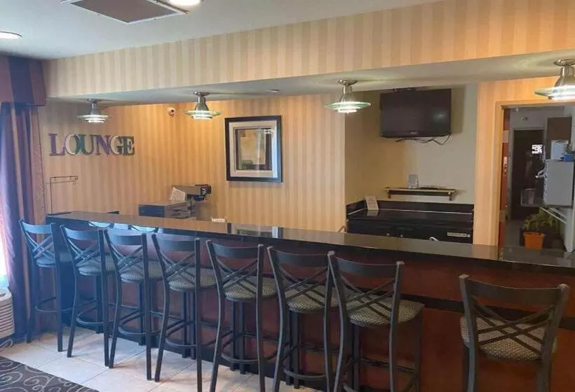 Hotelli Americinn By Wyndham Oshkosh