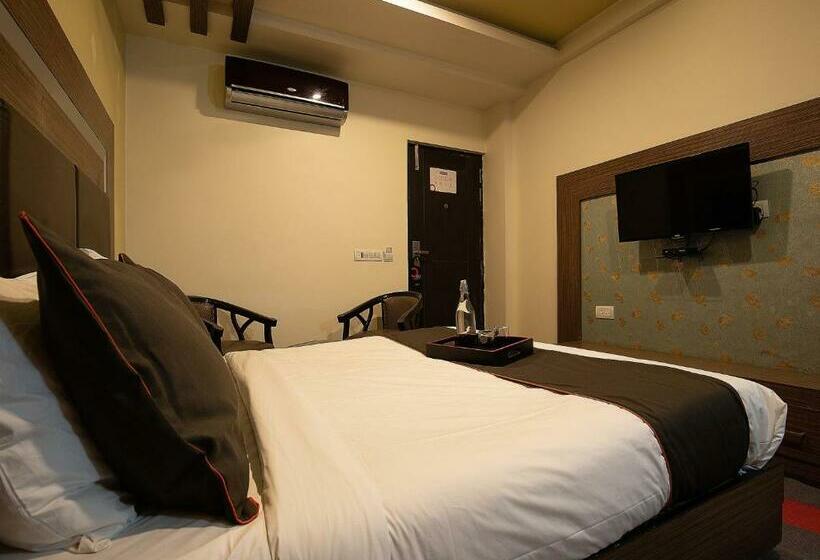 Hotel Oyo 80824 Collection O Vrindavan Regency