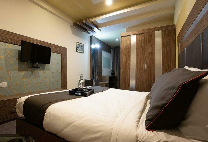 Hotel Oyo 80824 Collection O Vrindavan Regency