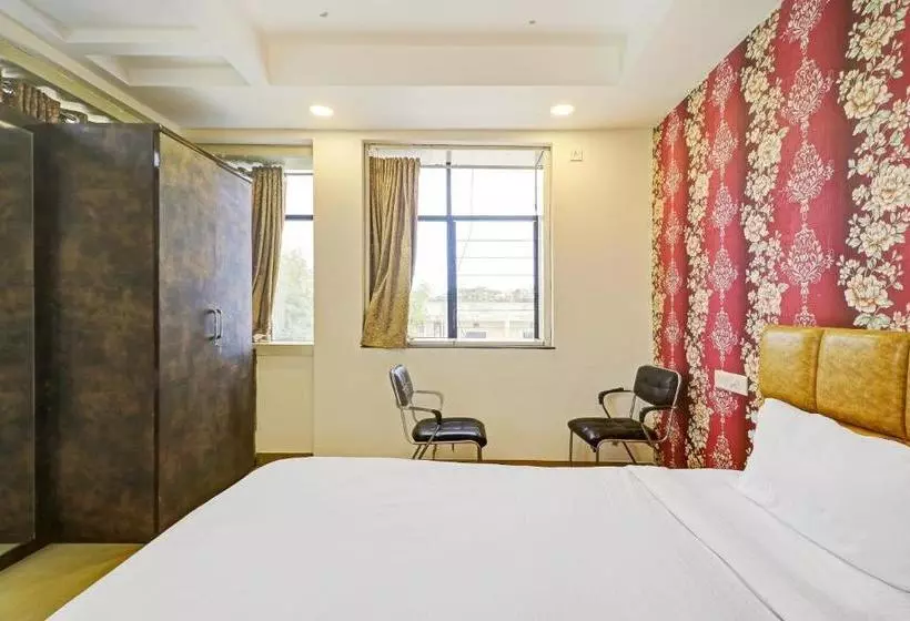 ホテル Vaccinated Staff  Oyo Collection O  Parinda Lounge And Restaurant