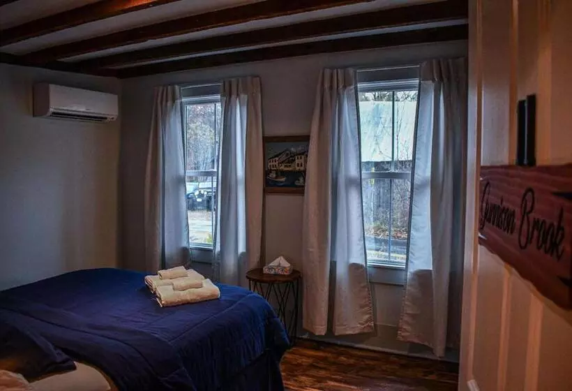 Majatalo Brook Road Inn