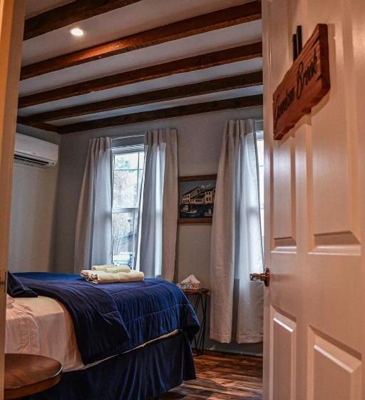 펜션 Brook Road Inn