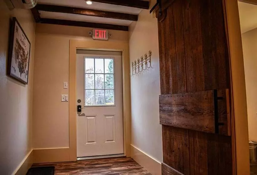 Majatalo Brook Road Inn