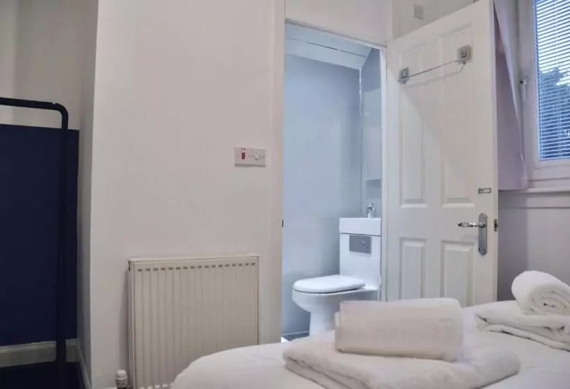 پانسیون Roost Hill Guest House   Free Parking