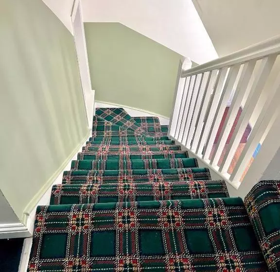 پانسیون Roost Hill Guest House   Free Parking