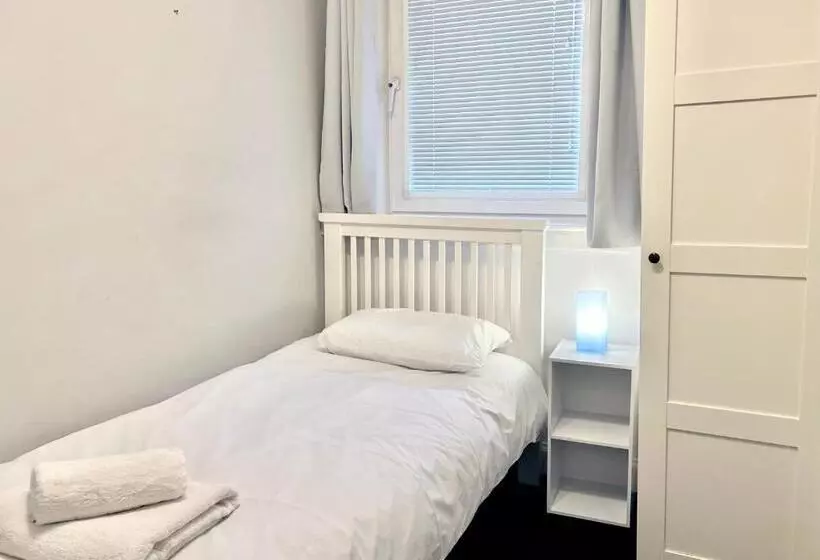 پانسیون Roost Hill Guest House   Free Parking