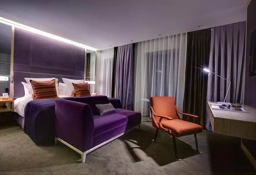 Отель Crowne Plaza London Battersea