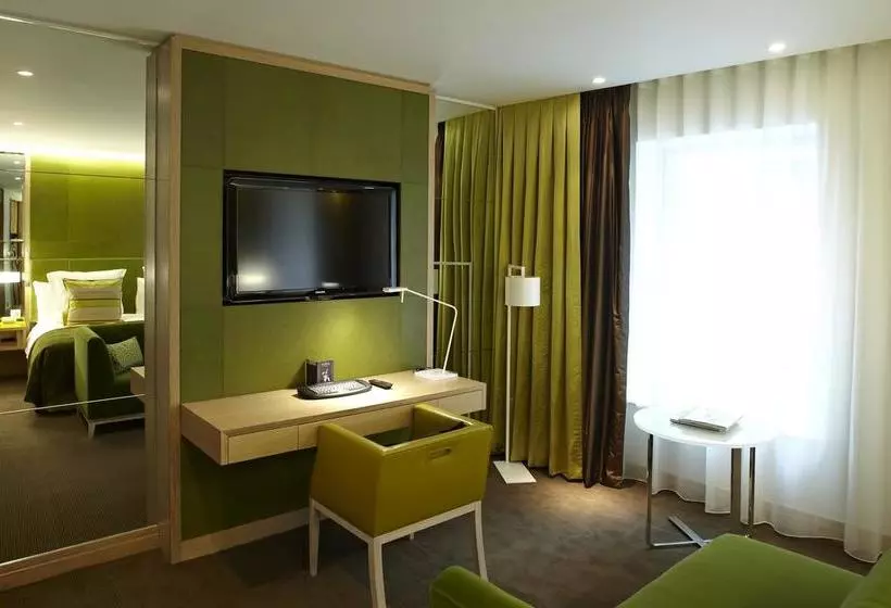 Отель Crowne Plaza London Battersea