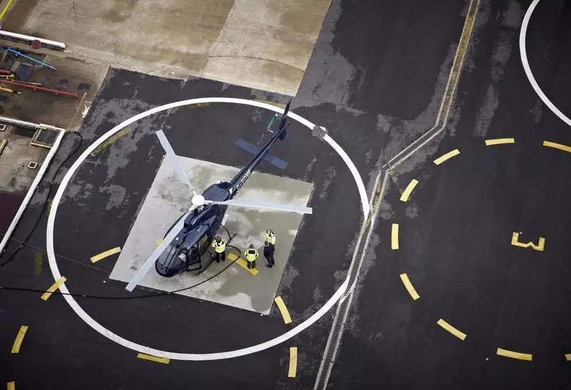 Отель Crowne Plaza London Battersea