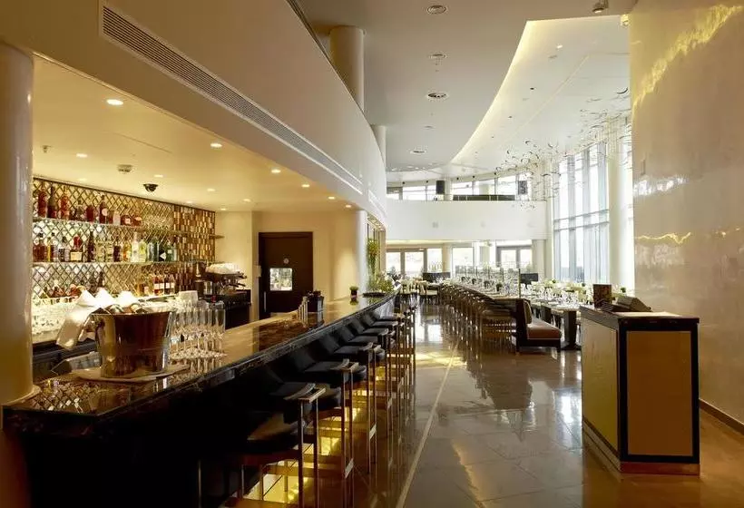 Отель Crowne Plaza London Battersea