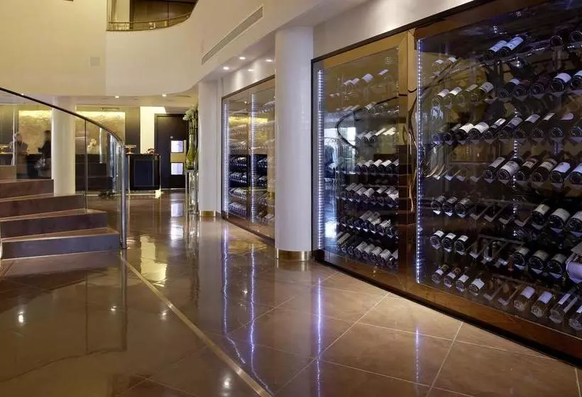 Отель Crowne Plaza London Battersea