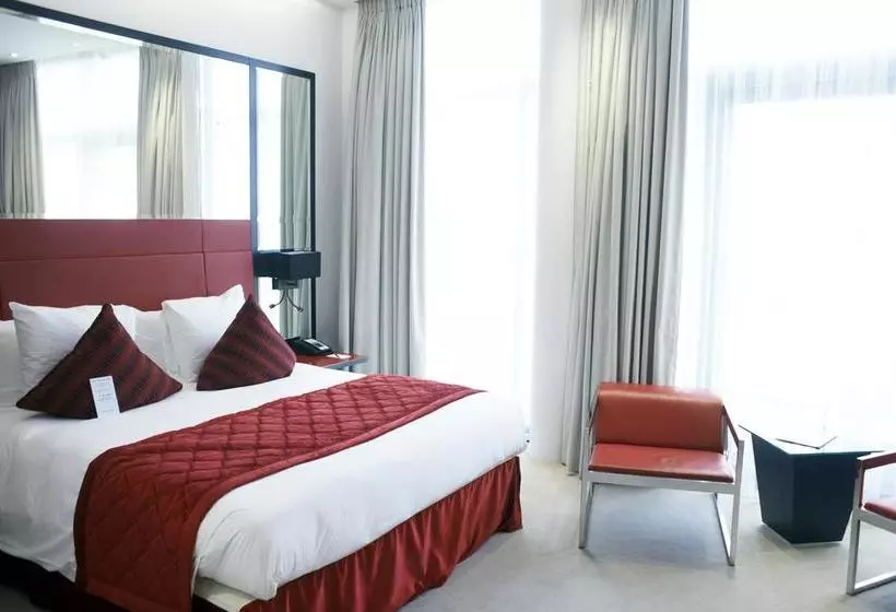 Отель Crowne Plaza London Battersea