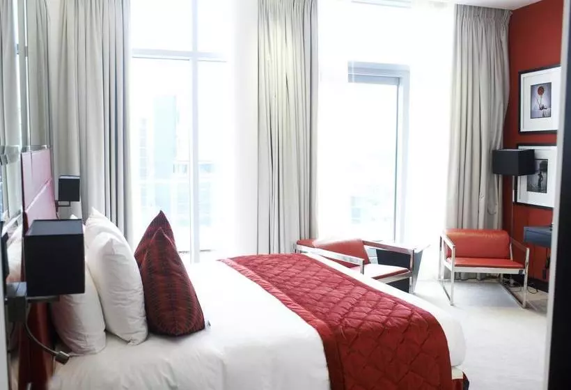 Отель Crowne Plaza London Battersea