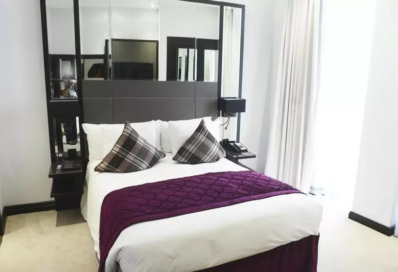 Отель Crowne Plaza London Battersea