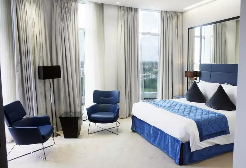 Отель Crowne Plaza London Battersea