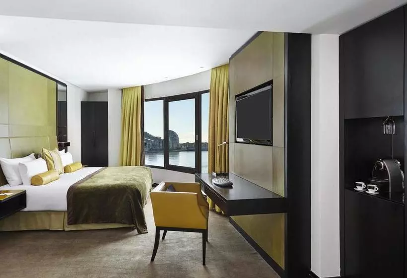 Отель Crowne Plaza London Battersea