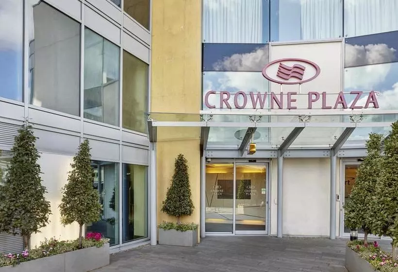 Отель Crowne Plaza London Battersea