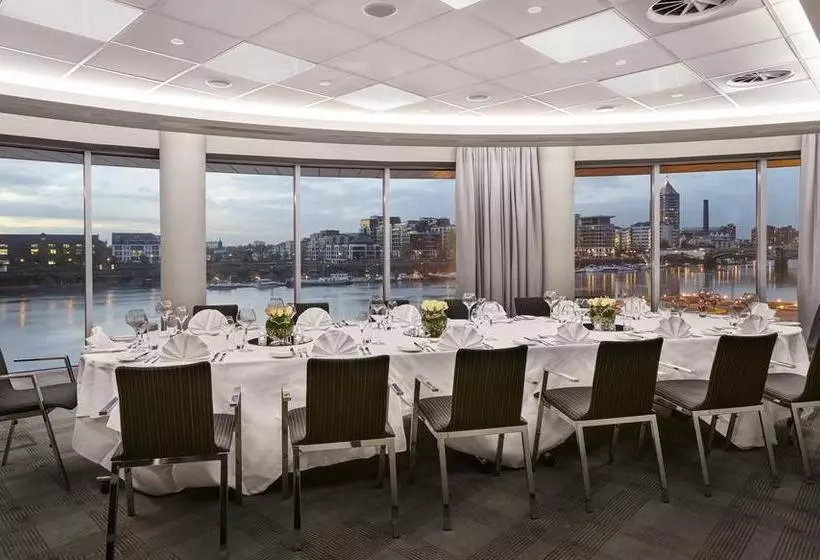 Отель Crowne Plaza London Battersea