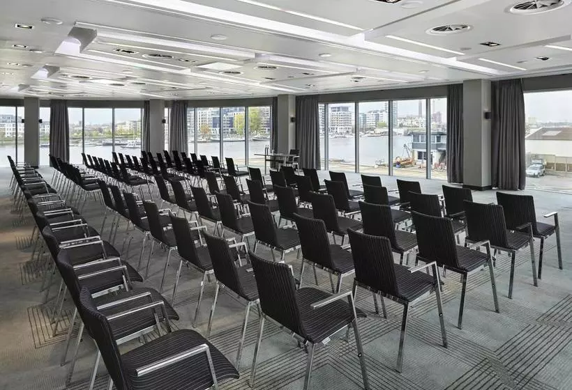 Отель Crowne Plaza London Battersea