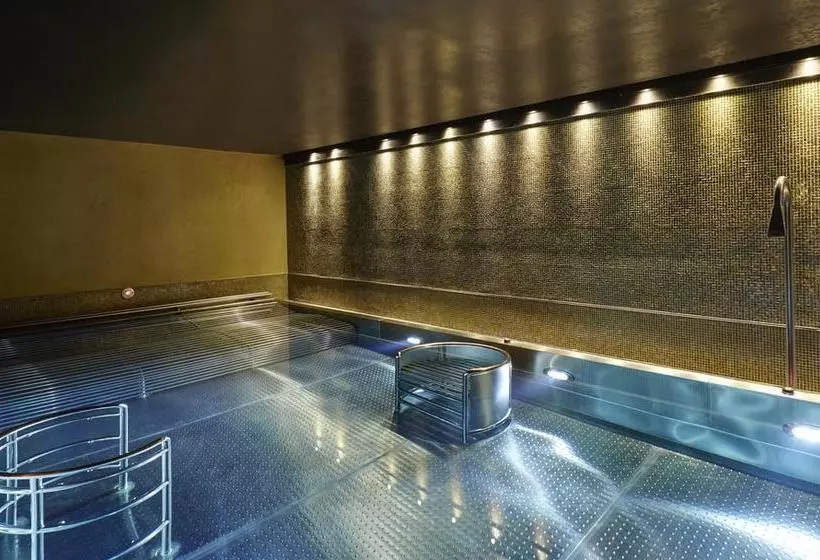 Отель Crowne Plaza London Battersea