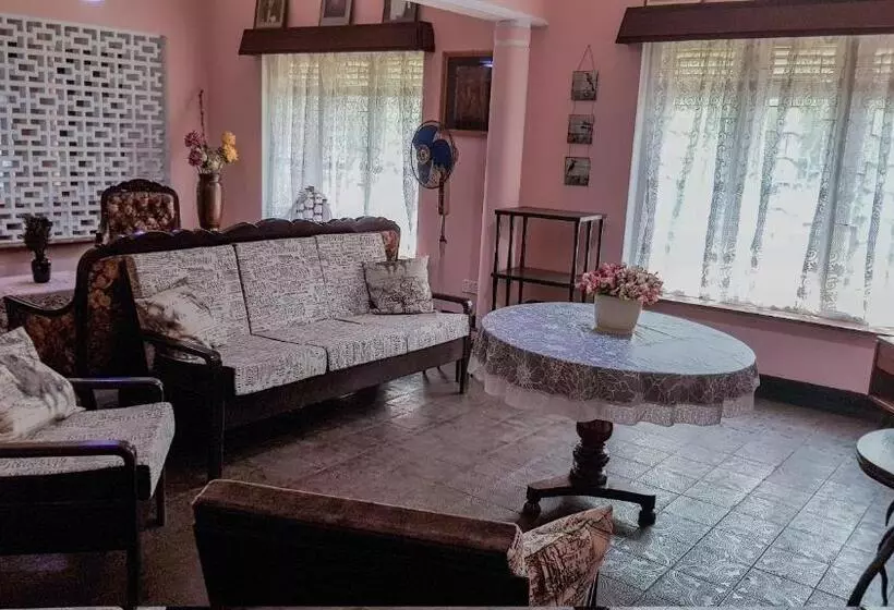 ペンション Charakama Guest Bungalow   Gampaha