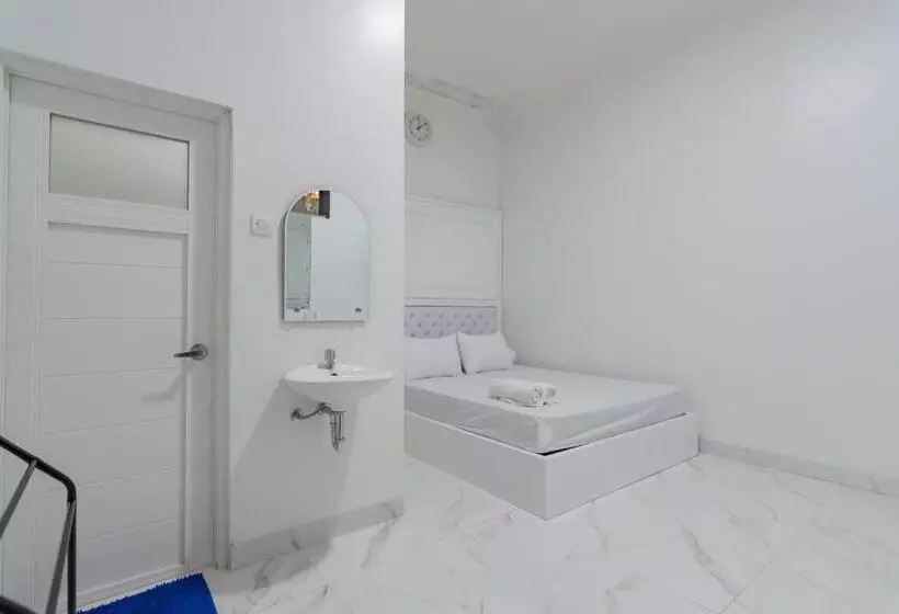 ホテル Family Homestay Syariah Cirebon Mitra Reddoorz