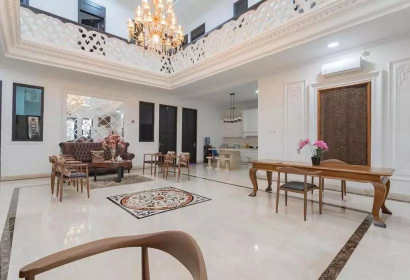 ホテル Family Homestay Syariah Cirebon Mitra Reddoorz