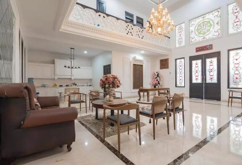 ホテル Family Homestay Syariah Cirebon Mitra Reddoorz