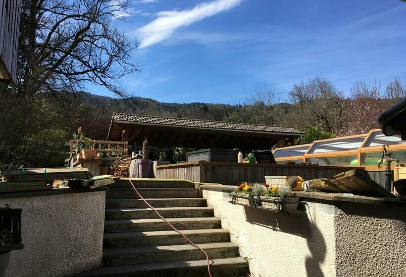 Пансион Room In Guest Room   Les Gets Room For 4 People