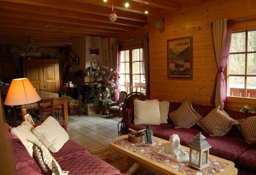 Пансион Room In Guest Room   Les Gets Room For 4 People