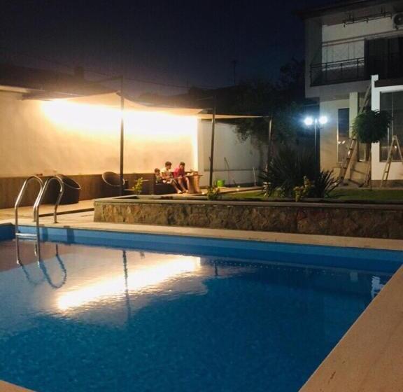 تختخواب و صبحانه Garden Lounge